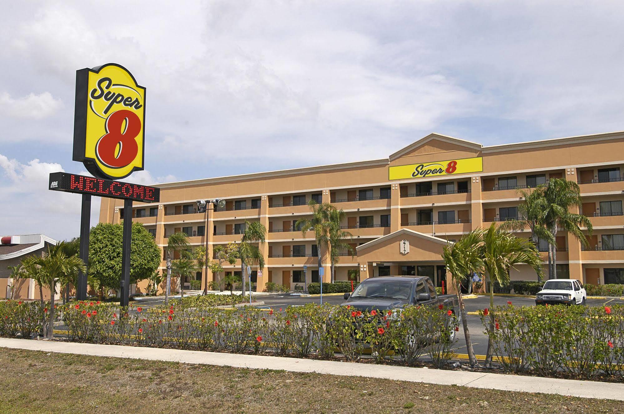 Super 8 By Wyndham Fort Myers Kültér fotó