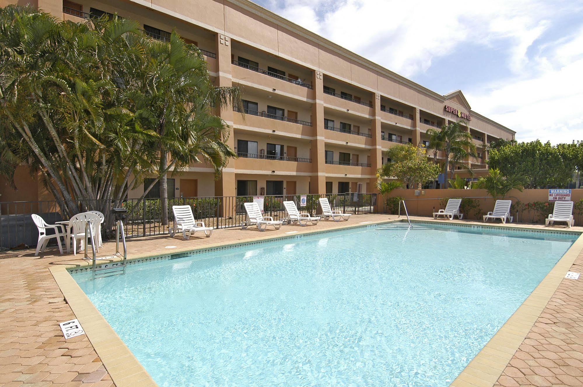 Super 8 By Wyndham Fort Myers Kültér fotó