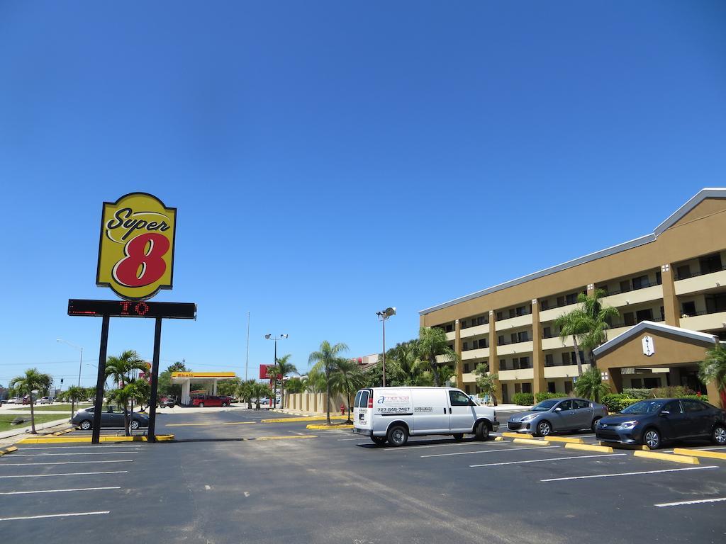 Super 8 By Wyndham Fort Myers Kültér fotó
